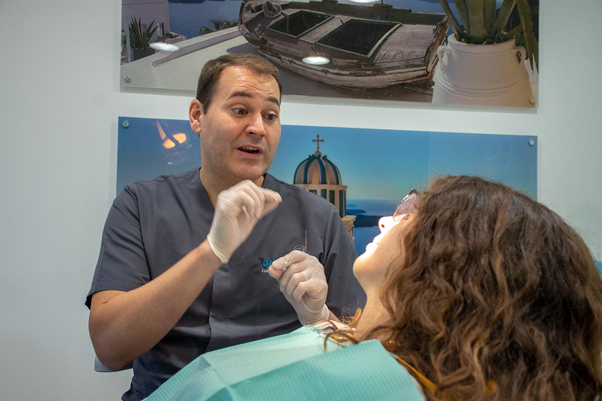 Dr. Luis Piá atiende a un paciente en clínica dental Riba roja